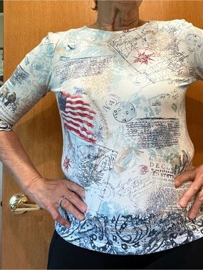 Classic Cream Graphic Print 3/4 length sleeve shirt.   Comfy and cute!